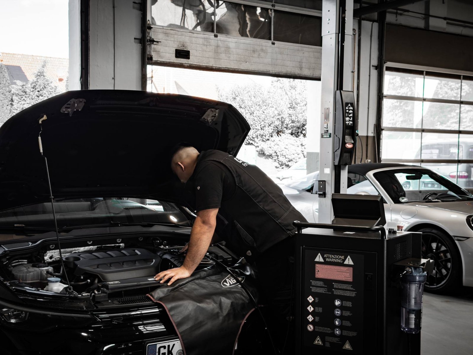 Mechaniker von Diker Fahrzeugtechnik bei der Motorreinigung mit dem H2 Blaster