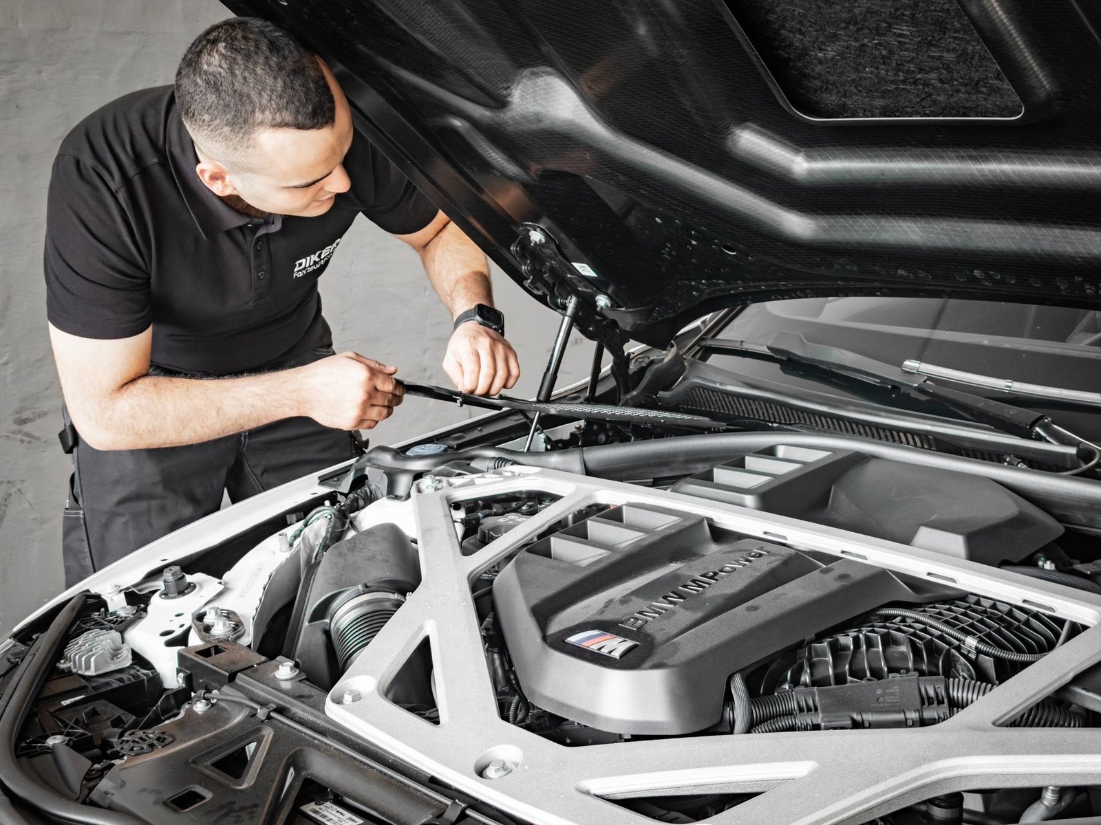 Wartungsarbeiten im Motorraum mit geöffneter Motorhaube