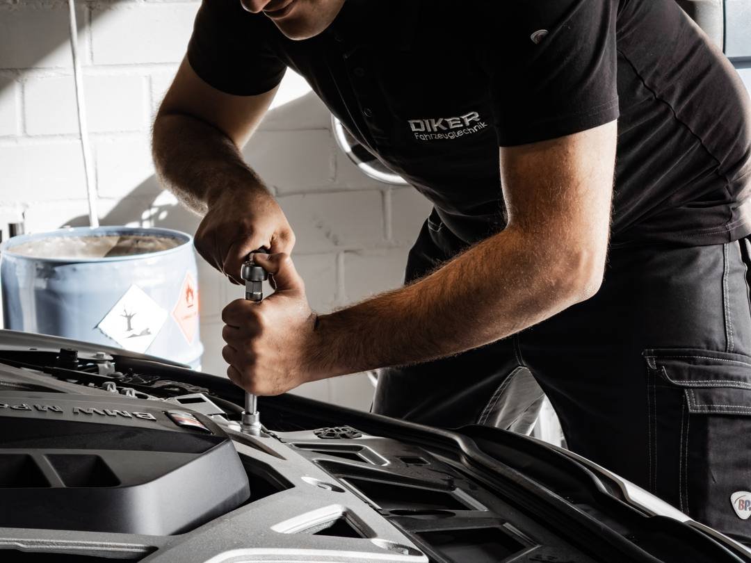 Arbeit mit dem Drehmomentschlüssel im Motorraum